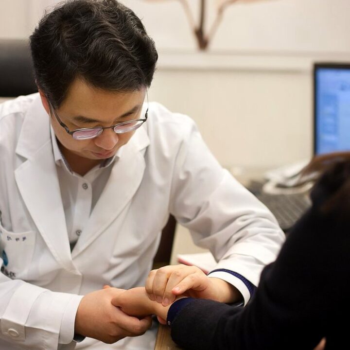 무월경치료 한방 진료 상담을 받는 모습 자윤한의원 부천점