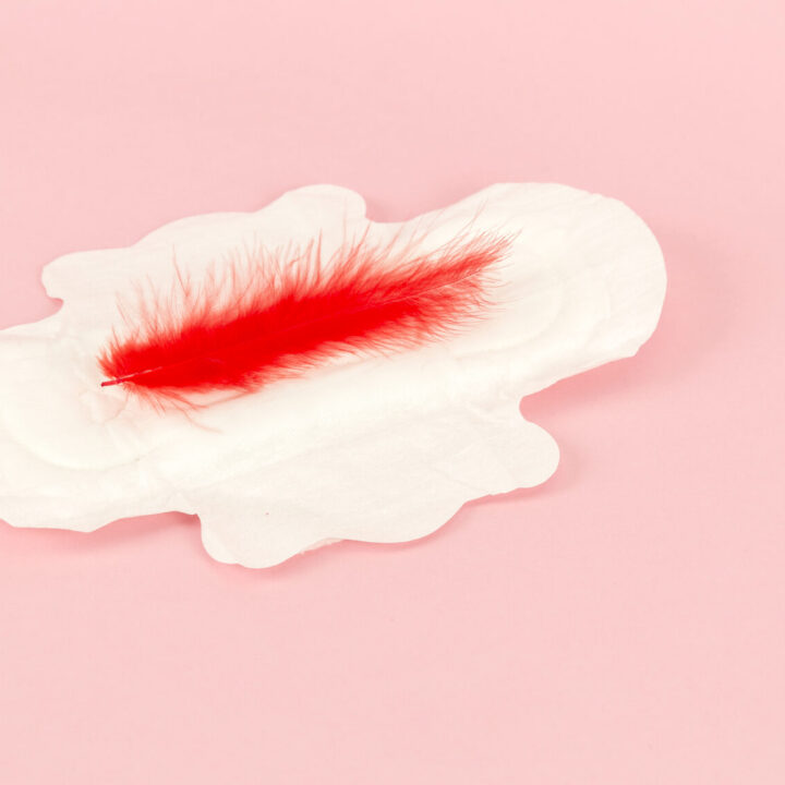 생리양 많아짐(월경과다)을 상징하는 생리대 이미지 — 자윤한의원 부천점