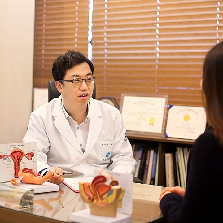 윤한의원 부천점 신재안 한의사가 생리양 감소·월경이상에 대해 상담하는 모습