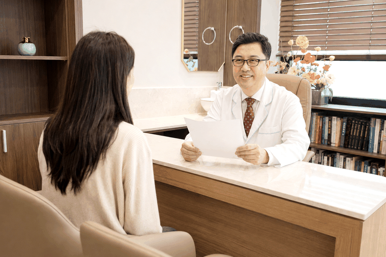 부천 유산후한약 – 진료실에서 한의사가 여성 환자와 상담하는 모습