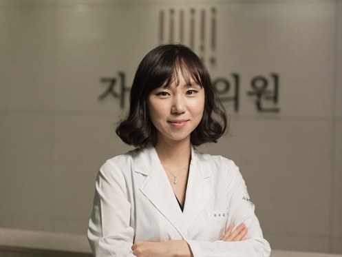 평촌 조기폐경 – 창가에서 따뜻한 차를 든 여성