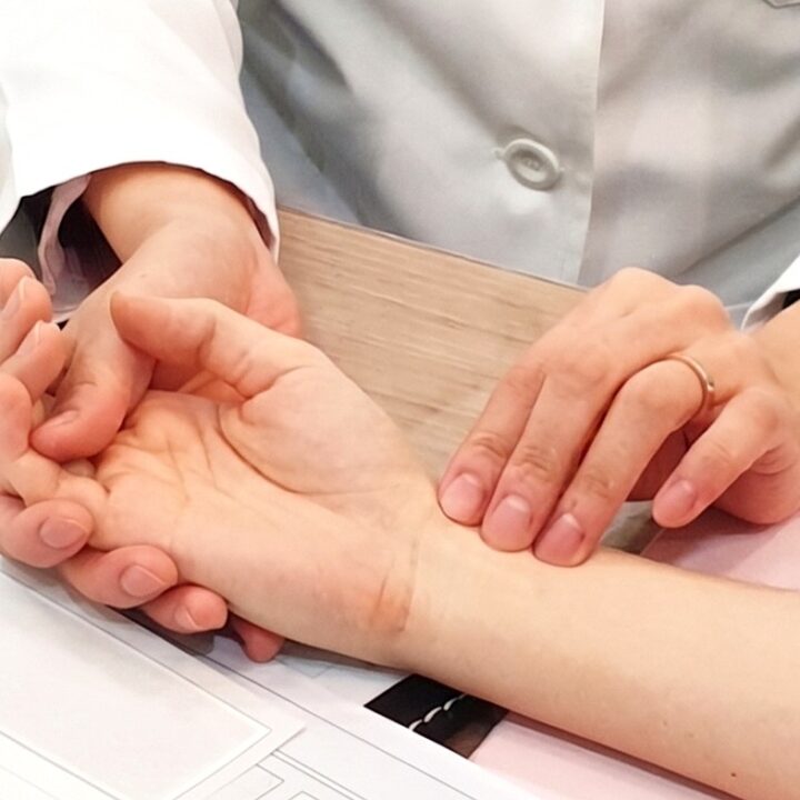 평촌 다낭성난소증후군 – 한의사 손목 진맥