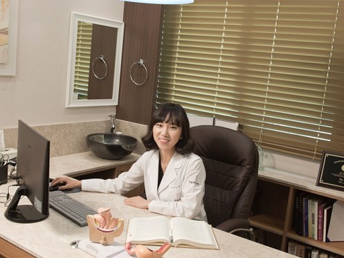 안양 생리양많아짐 – 자윤한의원 평촌점 진료실에서 상담을 준비하는 김현주 원장