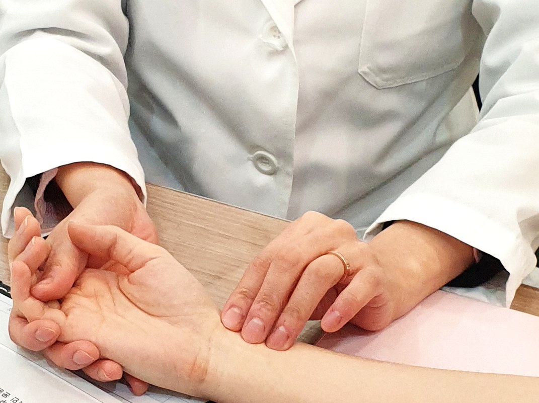 노원 계류유산치료 – 한의사 손목 진맥