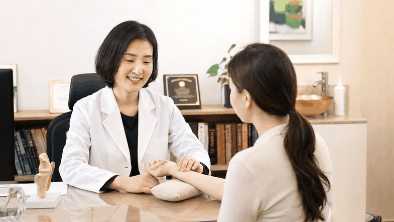 노원 다낭성난소증후군치료 – 진료실에서 한의사가 여성 환자와 상담하는 모습