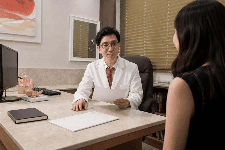 수원 다낭성난소증후군 – 진료실에서 한의사가 여성 환자와 상담하는 모습
